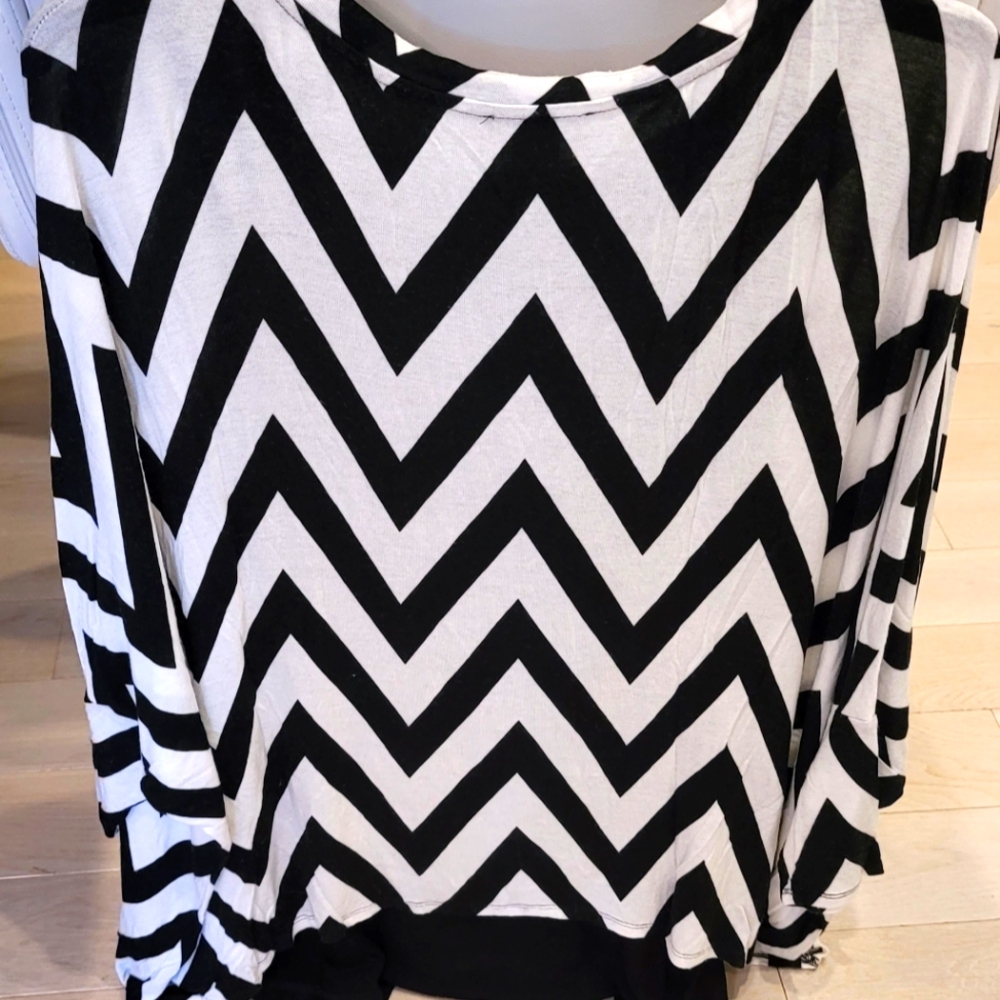 Womens Chelsea and Theodore Size M Top